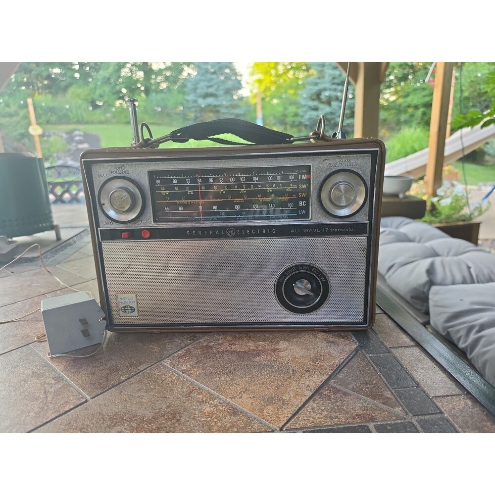 Vintage GE World Monitor P-990A 17 Transistor 5 Band Shortwave Radio Tested